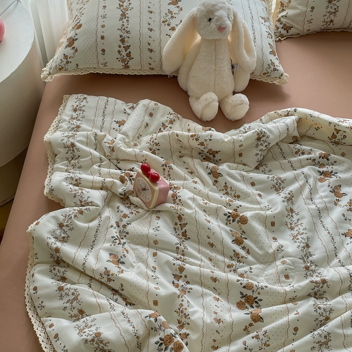 91家纺网 家纺一手货源 找家纺 仟网汇 2025新款针织双层纱镂空花边夏被夏凉被空调被四件套 复古玫瑰