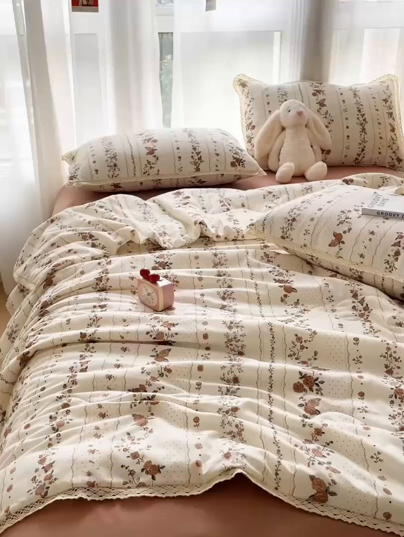 91家纺网 家纺一手货源 找家纺 仟网汇 2025新款针织双层纱镂空花边夏被夏凉被空调被四件套 复古玫瑰