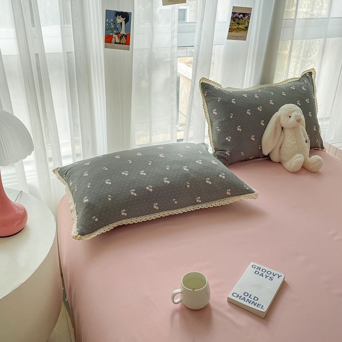 91家纺网 家纺一手货源 找家纺 仟网汇 2025新款针织双层纱镂空花边夏被夏凉被空调被四件套 复古樱桃