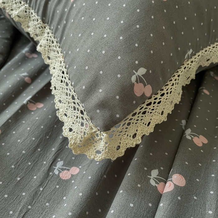 91家纺网 家纺一手货源 找家纺 仟网汇 2025新款针织双层纱镂空花边夏被夏凉被空调被四件套 复古樱桃