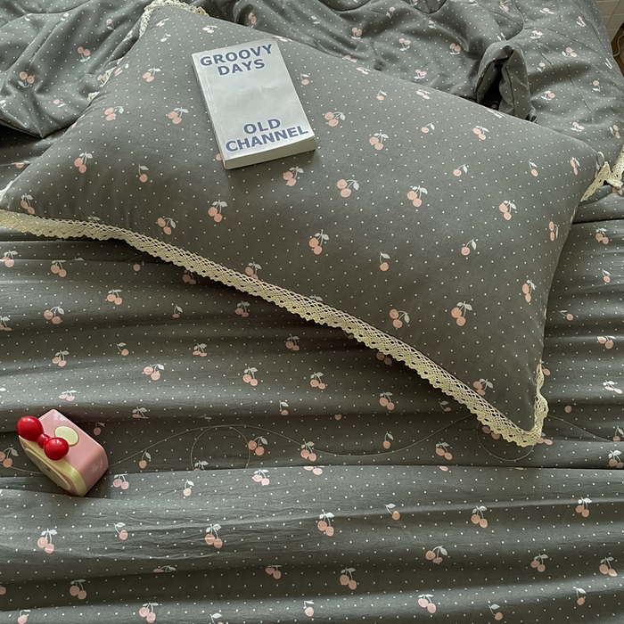 91家纺网 家纺一手货源 找家纺 仟网汇 2025新款针织双层纱镂空花边夏被夏凉被空调被四件套 复古樱桃