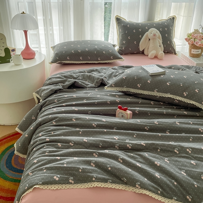 91家纺网 家纺一手货源 找家纺 仟网汇 2025新款针织双层纱镂空花边夏被夏凉被空调被四件套 复古樱桃