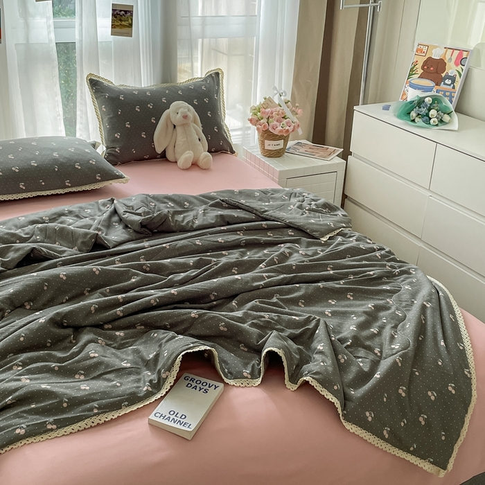 91家纺网 家纺一手货源 找家纺 仟网汇 2025新款针织双层纱镂空花边夏被夏凉被空调被四件套 复古樱桃