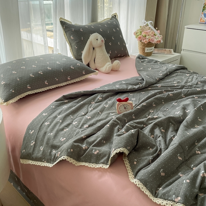 91家纺网 家纺一手货源 找家纺 仟网汇 2025新款针织双层纱镂空花边夏被夏凉被空调被四件套 复古樱桃