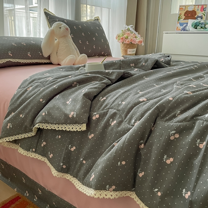 91家纺网 家纺一手货源 找家纺 仟网汇 2025新款针织双层纱镂空花边夏被夏凉被空调被四件套 复古樱桃