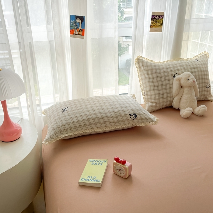 91家纺网 家纺一手货源 找家纺 仟网汇 2025新款针织双层纱镂空花边夏被夏凉被空调被四件套 格纹熊猫