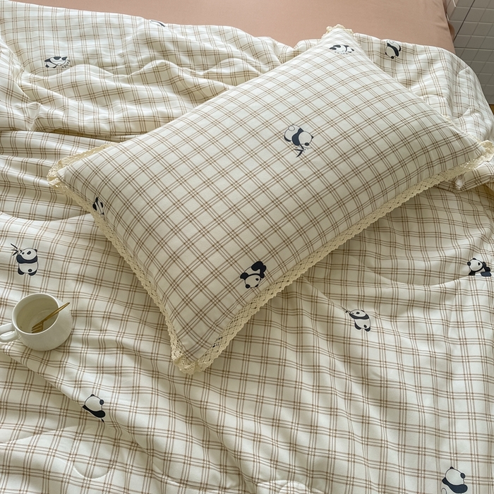 91家纺网 家纺一手货源 找家纺 仟网汇 2025新款针织双层纱镂空花边夏被夏凉被空调被四件套 格纹熊猫