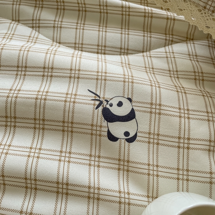 91家纺网 家纺一手货源 找家纺 仟网汇 2025新款针织双层纱镂空花边夏被夏凉被空调被四件套 格纹熊猫