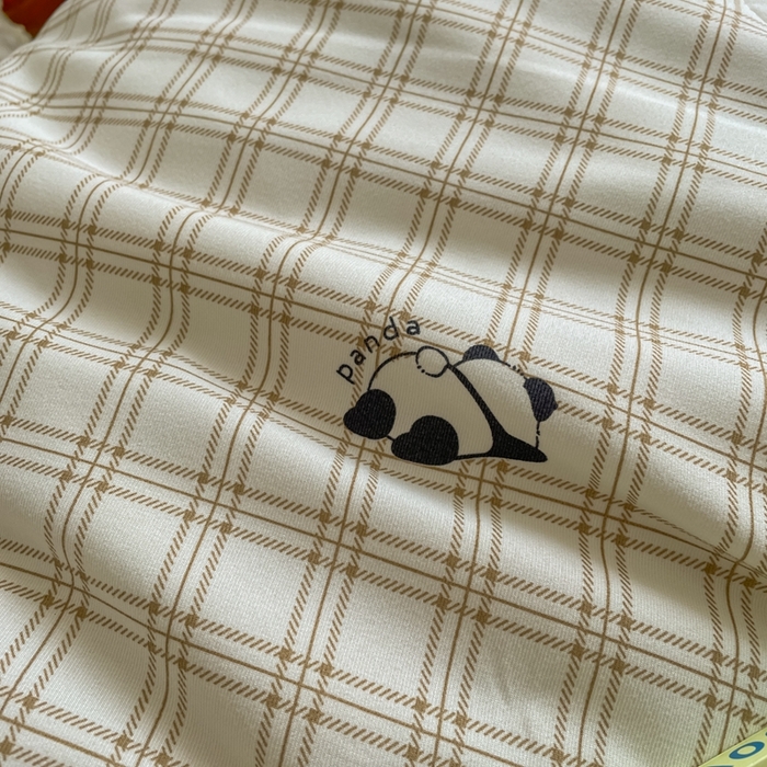 91家纺网 家纺一手货源 找家纺 仟网汇 2025新款针织双层纱镂空花边夏被夏凉被空调被四件套 格纹熊猫