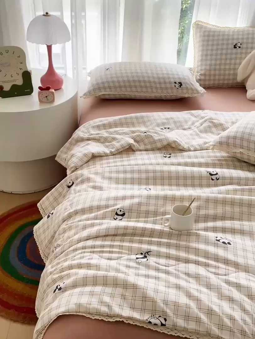 91家纺网 家纺一手货源 找家纺 仟网汇 2025新款针织双层纱镂空花边夏被夏凉被空调被四件套 格纹熊猫