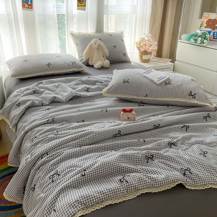 91家纺网 家纺一手货源 找家纺 仟网汇 2025新款针织双层纱镂空花边夏被夏凉被空调被四件套 格子蝴蝶结