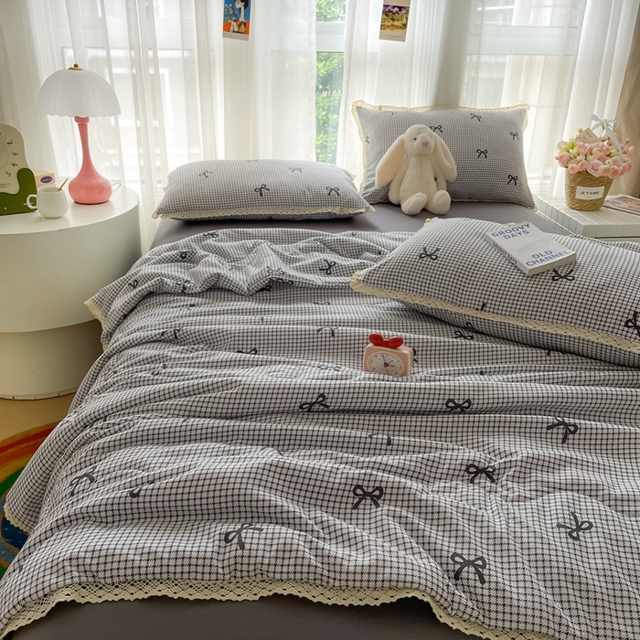 91家纺网 家纺一手货源 找家纺 仟网汇 2025新款针织双层纱镂空花边夏被夏凉被空调被四件套 格子蝴蝶结