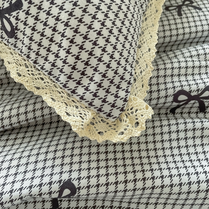 91家纺网 家纺一手货源 找家纺 仟网汇 2025新款针织双层纱镂空花边夏被夏凉被空调被四件套 格子蝴蝶结