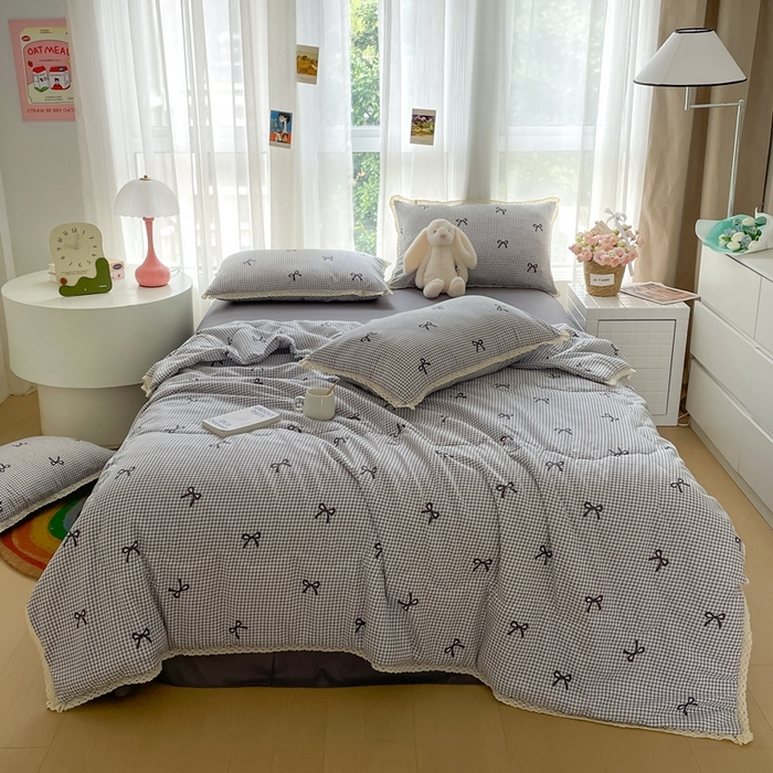 91家纺网 家纺一手货源 找家纺 仟网汇 2025新款针织双层纱镂空花边夏被夏凉被空调被四件套 格子蝴蝶结