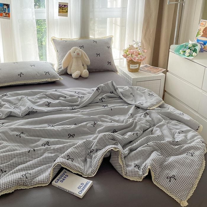 91家纺网 家纺一手货源 找家纺 仟网汇 2025新款针织双层纱镂空花边夏被夏凉被空调被四件套 格子蝴蝶结