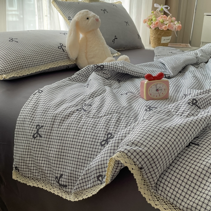 91家纺网 家纺一手货源 找家纺 仟网汇 2025新款针织双层纱镂空花边夏被夏凉被空调被四件套 格子蝴蝶结