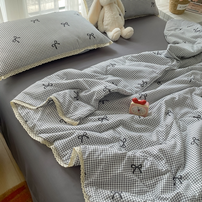 91家纺网 家纺一手货源 找家纺 仟网汇 2025新款针织双层纱镂空花边夏被夏凉被空调被四件套 格子蝴蝶结