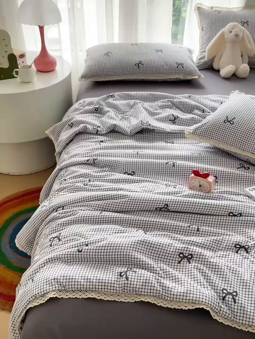 91家纺网 家纺一手货源 找家纺 仟网汇 2025新款针织双层纱镂空花边夏被夏凉被空调被四件套 格子蝴蝶结