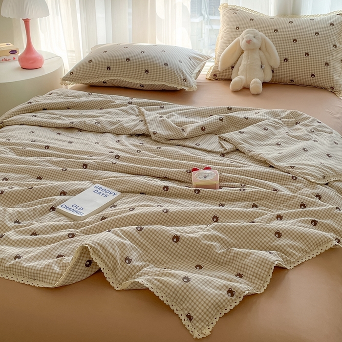 仟网汇 2025新款针织双层纱镂空花边夏被夏凉被空调被四件套 格子小熊