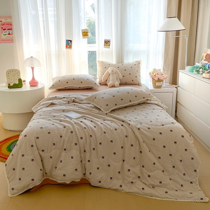 91家纺网 家纺一手货源 找家纺 仟网汇 2025新款针织双层纱镂空花边夏被夏凉被空调被四件套 格子小熊