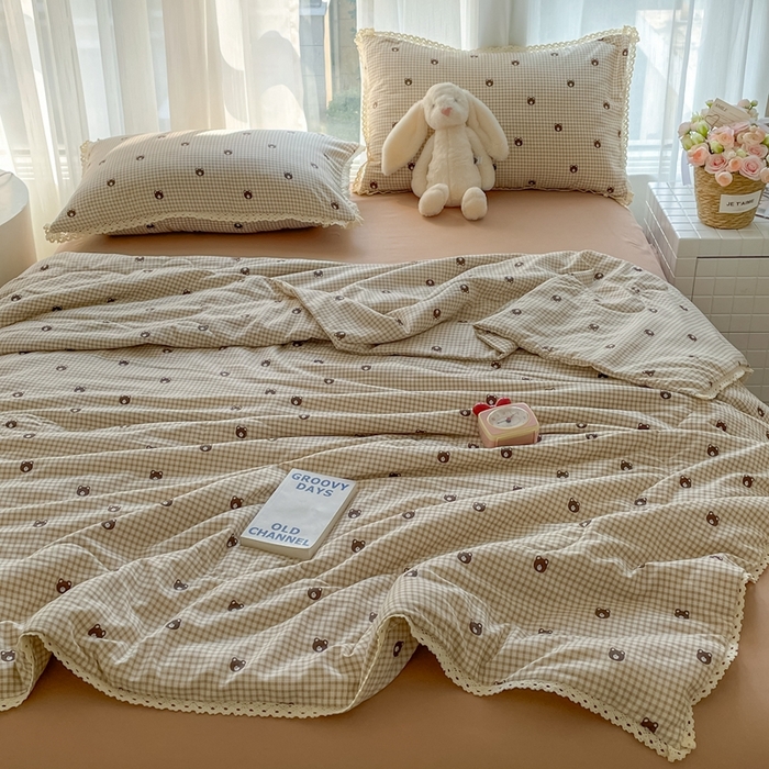 91家纺网 家纺一手货源 找家纺 仟网汇 2025新款针织双层纱镂空花边夏被夏凉被空调被四件套 格子小熊