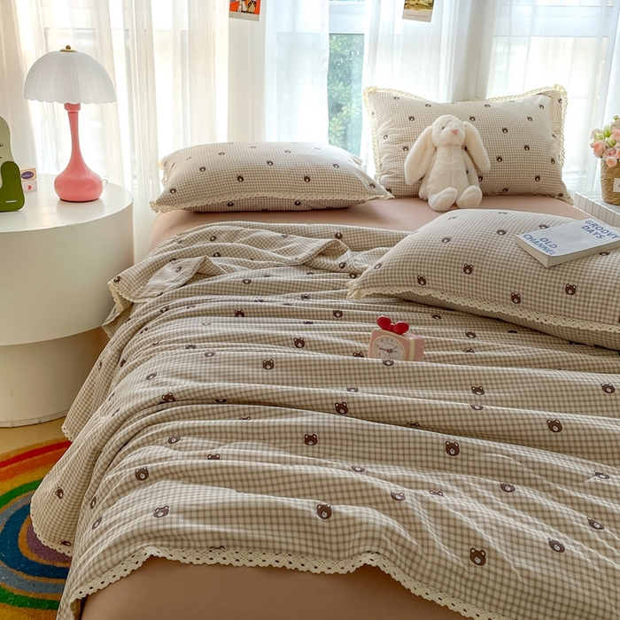 91家纺网 家纺一手货源 找家纺 仟网汇 2025新款针织双层纱镂空花边夏被夏凉被空调被四件套 格子小熊