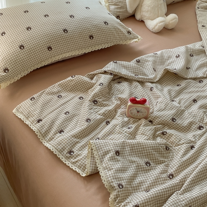 91家纺网 家纺一手货源 找家纺 仟网汇 2025新款针织双层纱镂空花边夏被夏凉被空调被四件套 格子小熊