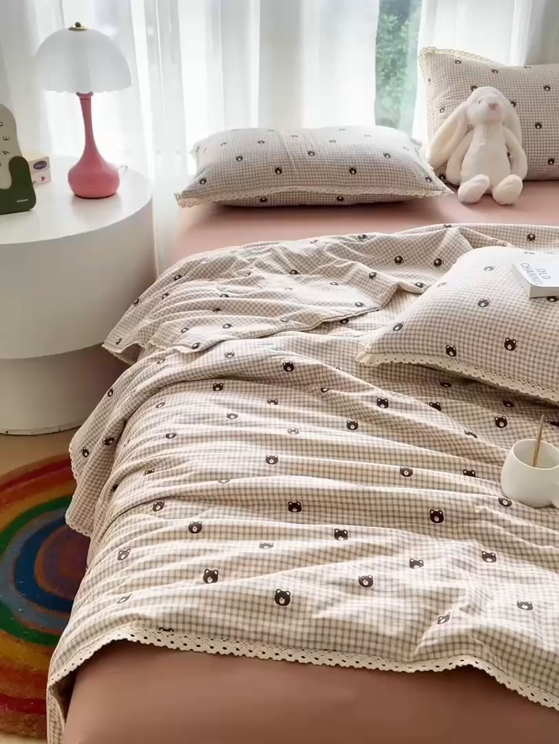 91家纺网 家纺一手货源 找家纺 仟网汇 2025新款针织双层纱镂空花边夏被夏凉被空调被四件套 格子小熊