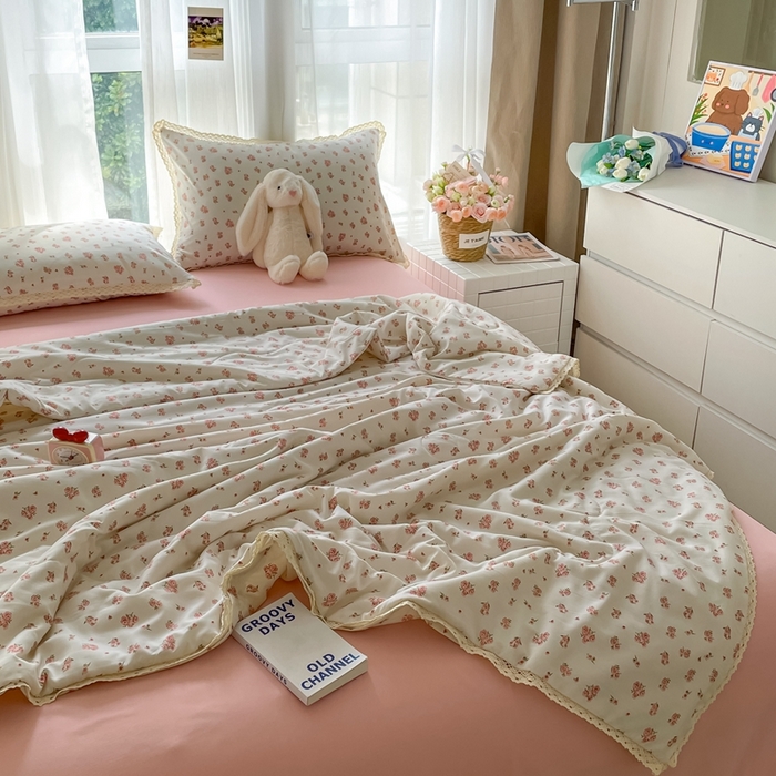 91家纺网 家纺一手货源 找家纺 仟网汇 2025新款针织双层纱镂空花边夏被夏凉被空调被四件套 镂空系列-复古玫瑰