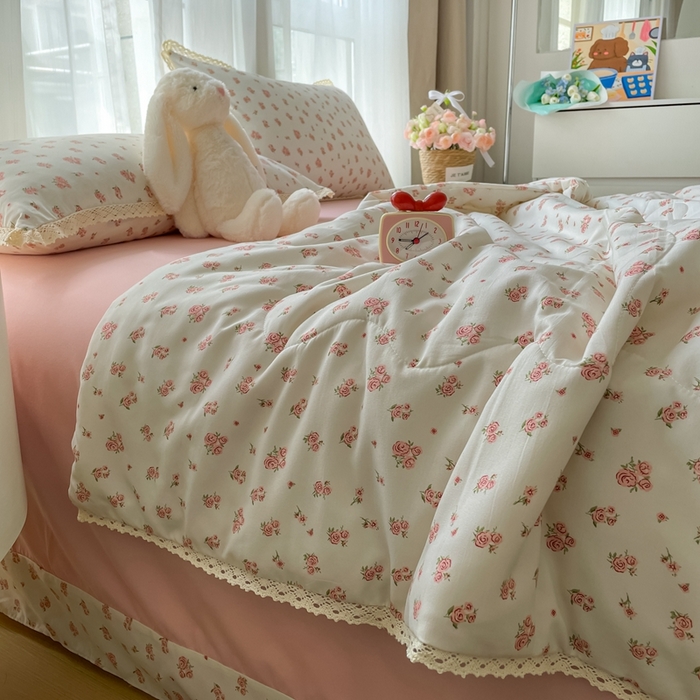 91家纺网 家纺一手货源 找家纺 仟网汇 2025新款针织双层纱镂空花边夏被夏凉被空调被四件套 镂空系列-复古玫瑰