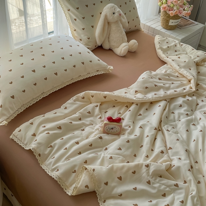 91家纺网 家纺一手货源 找家纺 仟网汇 2025新款针织双层纱镂空花边夏被夏凉被空调被四件套 镂空系列-甜心