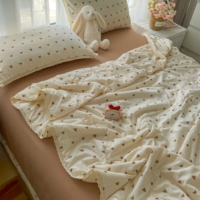 91家纺网 家纺一手货源 找家纺 仟网汇 2025新款针织双层纱镂空花边夏被夏凉被空调被四件套 镂空系列-甜心