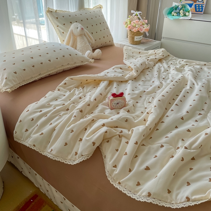 91家纺网 家纺一手货源 找家纺 仟网汇 2025新款针织双层纱镂空花边夏被夏凉被空调被四件套 镂空系列-甜心