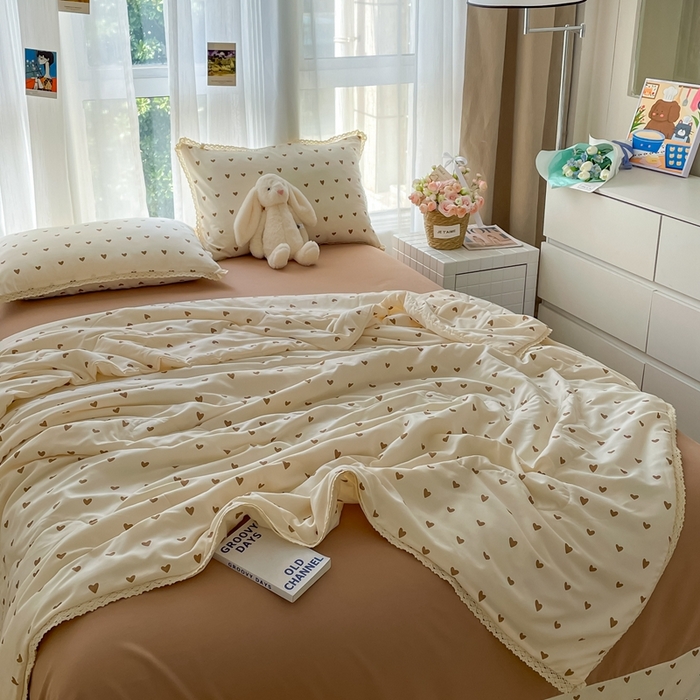 91家纺网 家纺一手货源 找家纺 仟网汇 2025新款针织双层纱镂空花边夏被夏凉被空调被四件套 镂空系列-甜心