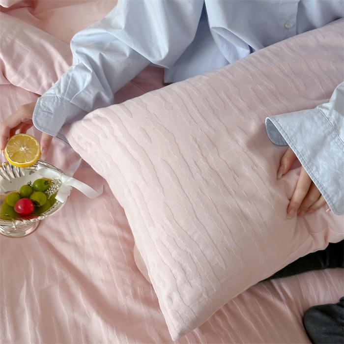 91家纺网 家纺一手货源 找家纺 小春日和  纯棉色织双层纱四件套提花被套纯色加大床单1.8床笠民宿风高端不规则条纹四件套 觅光-粉