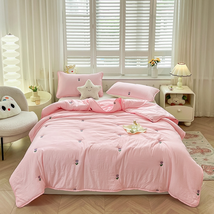 91家纺网 家纺一手货源 找家纺 推推家纺 2025新款水洗棉玫瑰刺绣夏被 郁金香-粉色