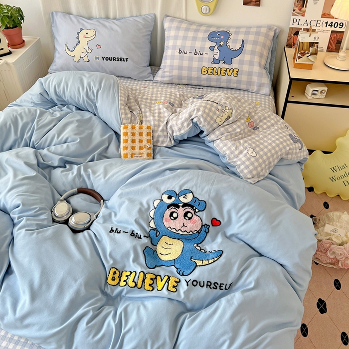 91家纺网 家纺一手货源 找家纺 一霖家纺 2025新款高克重云朵棉数码印花＋毛巾绣四件套 魔法恐龙