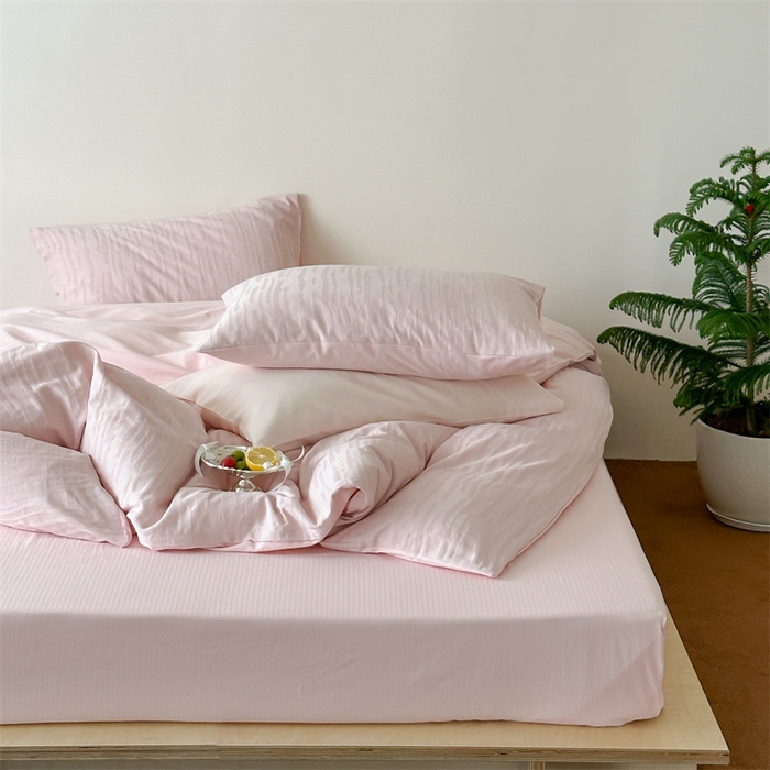 91家纺网 家纺一手货源 找家纺 小春日和  纯棉色织双层纱四件套提花被套纯色加大床单1.8床笠民宿风高端不规则条纹四件套 觅光-粉