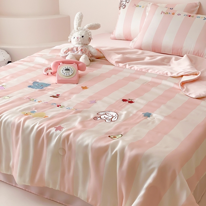 91家纺网 家纺一手货源 找家纺 （总）星野 2025新款60s进口奥地利兰精天丝刺绣夏被夏凉被空调被-蜜糖甜宠