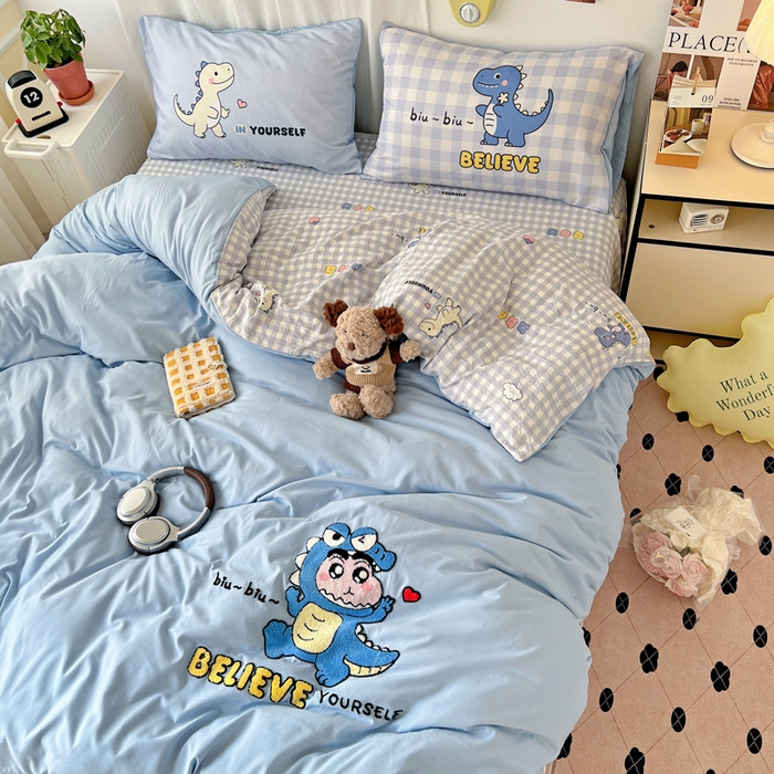 91家纺网 家纺一手货源 找家纺 一霖家纺 2025新款高克重云朵棉数码印花＋毛巾绣四件套 魔法恐龙