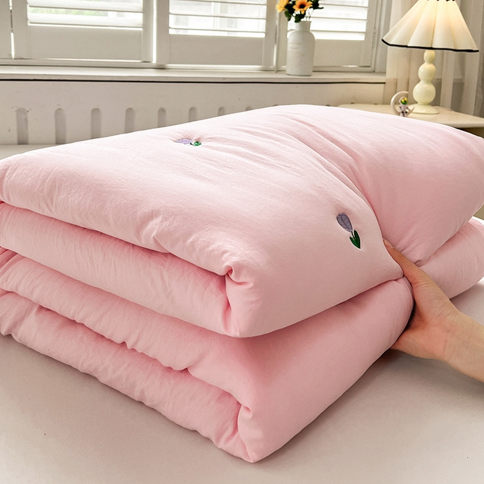 91家纺网 家纺一手货源 找家纺 推推家纺 2025新款水洗棉玫瑰刺绣夏被 郁金香-粉色