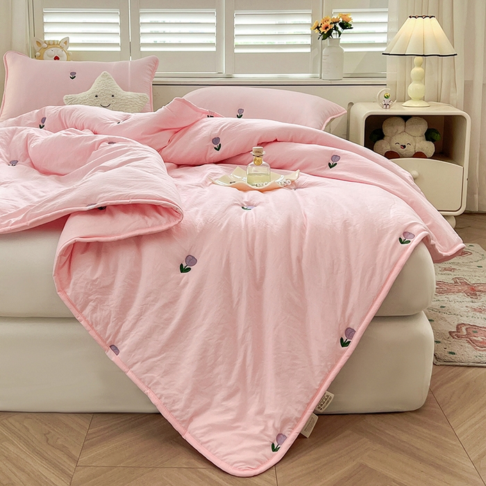 91家纺网 家纺一手货源 找家纺 推推家纺 2025新款水洗棉玫瑰刺绣夏被 郁金香-粉色