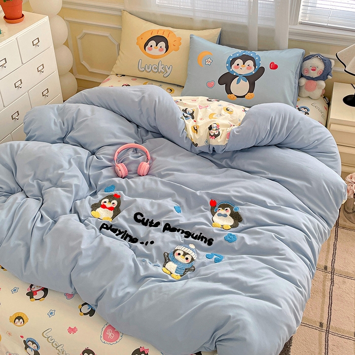 91家纺网 家纺一手货源 找家纺 一霖家纺 2025新款高克重云朵棉数码印花＋毛巾绣四件套 音乐企鹅