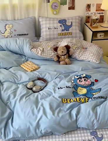 91家纺网 家纺一手货源 找家纺 一霖家纺 2025新款高克重云朵棉数码印花＋毛巾绣四件套 魔法恐龙