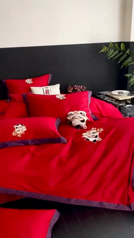 91家纺网 家纺一手货源 找家纺 （总）馨蕊家居 2025新款高精密刺绣+拼角工艺全棉四件套-棉-吉祥-温莎红