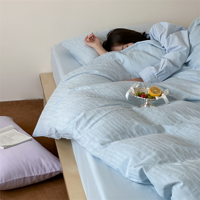 91家纺网 家纺一手货源 找家纺 小春日和  纯棉色织双层纱四件套提花被套纯色加大床单1.8床笠民宿风高端不规则条纹四件套 觅光-兰