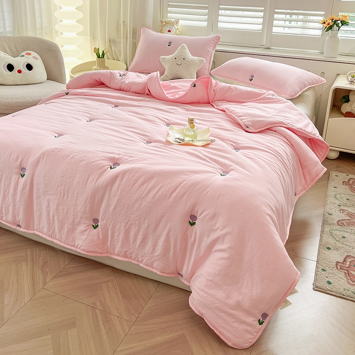 91家纺网 家纺一手货源 找家纺 推推家纺 2025新款水洗棉玫瑰刺绣夏被 郁金香-粉色