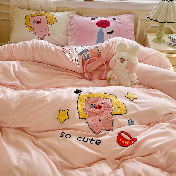 91家纺网 家纺一手货源 找家纺 一霖家纺 2025新款高克重云朵棉数码印花＋毛巾绣四件套 贪睡小猪