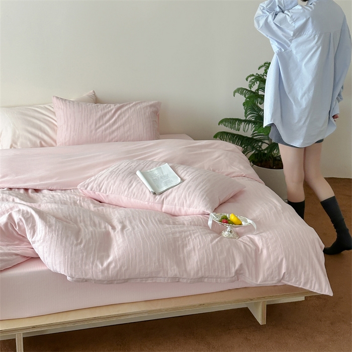 91家纺网 家纺一手货源 找家纺 小春日和  纯棉色织双层纱四件套提花被套纯色加大床单1.8床笠民宿风高端不规则条纹四件套 觅光-粉