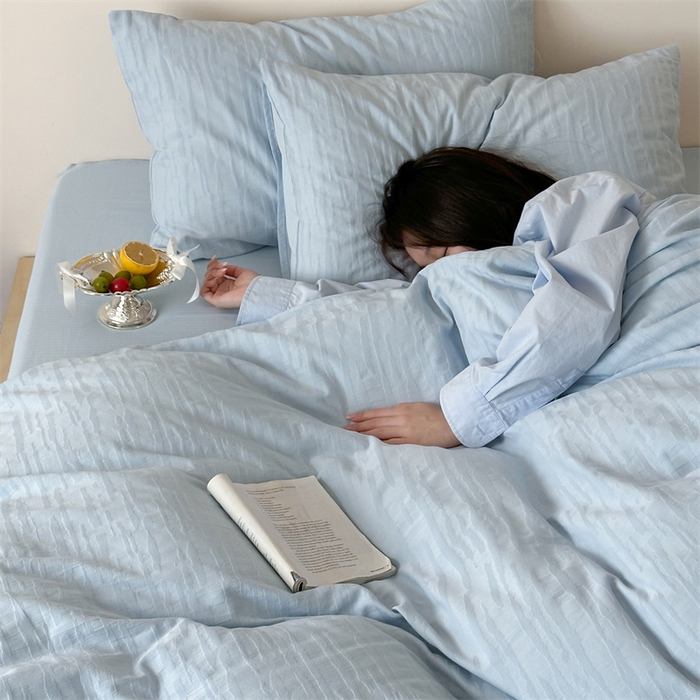 91家纺网 家纺一手货源 找家纺 小春日和  纯棉色织双层纱四件套提花被套纯色加大床单1.8床笠民宿风高端不规则条纹四件套 觅光-兰